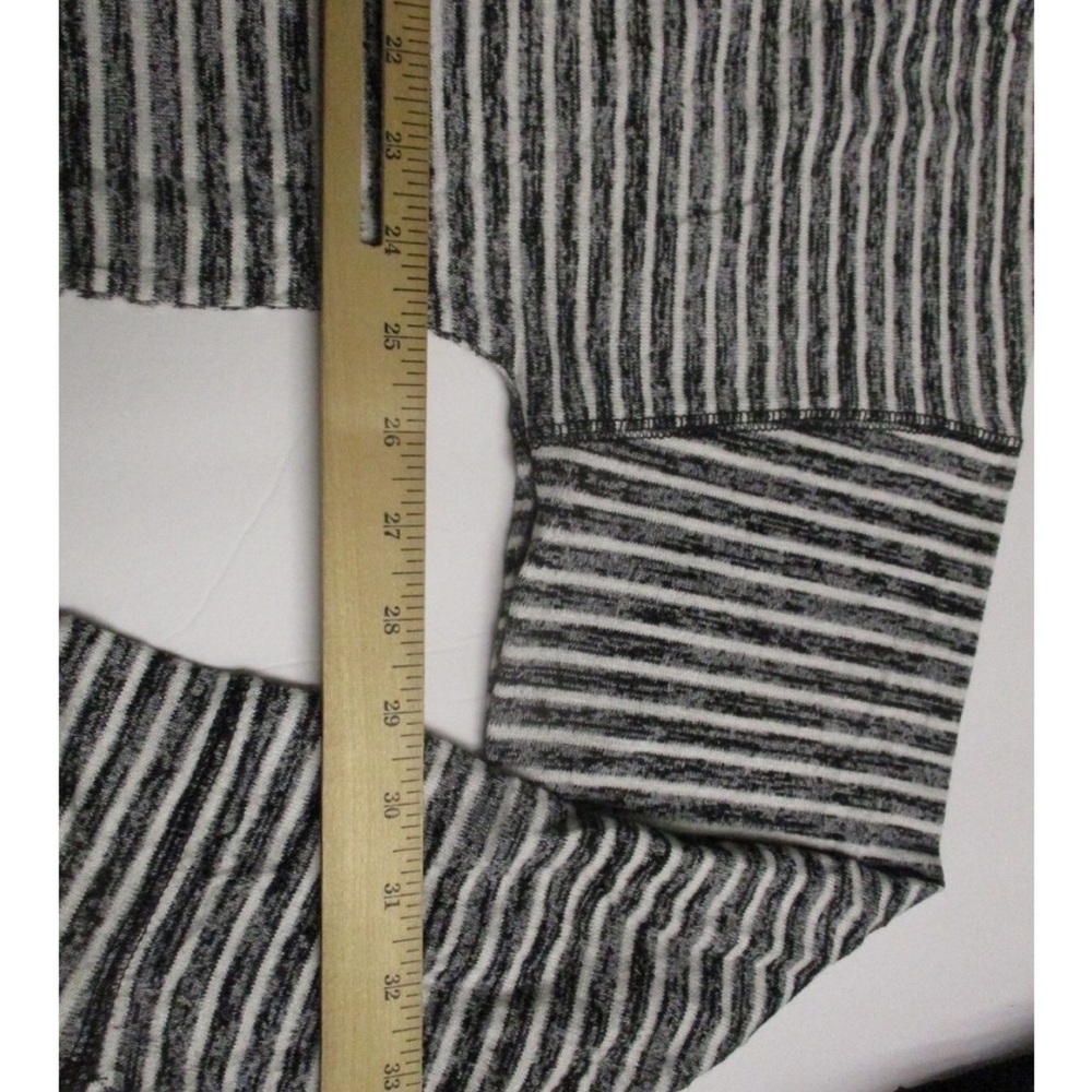 Striped V-Neck top. Womans XXL - Picture 6 of 8